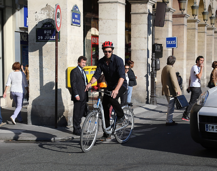 Hugh Jackman se diverte ao passear de bicicleta por Paris