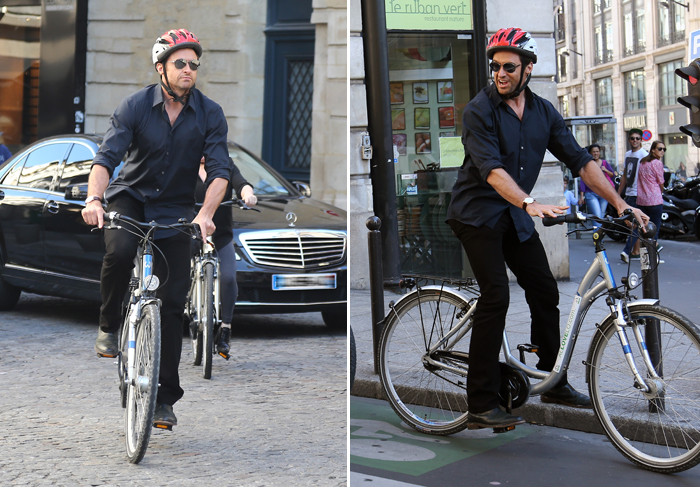 Hugh Jackman se diverte ao passear de bicicleta por Paris