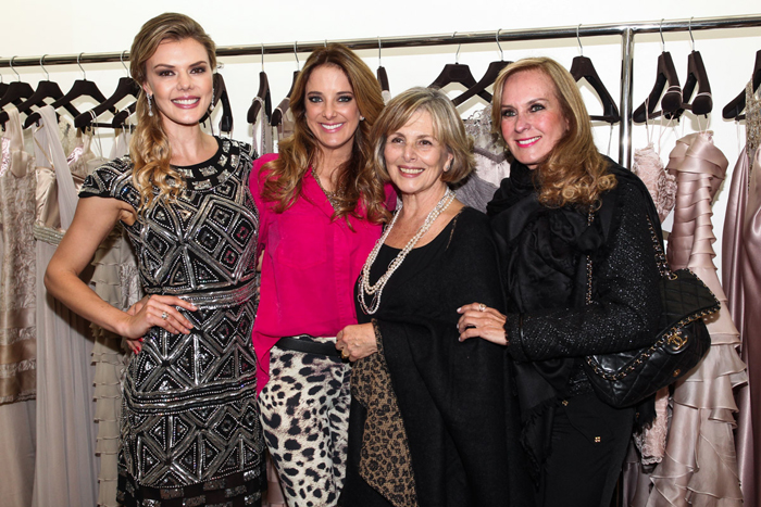 Ticiane Pinheiro e a mãe, Helô, conferem novidades de moda em SP