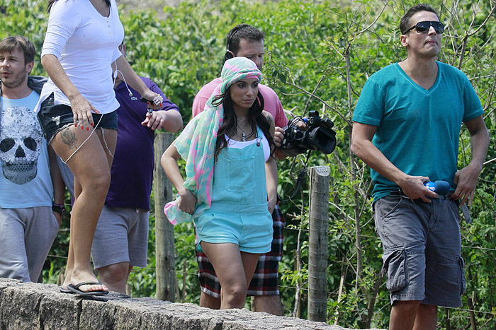 Anitta grava novo clipe em praia carioca