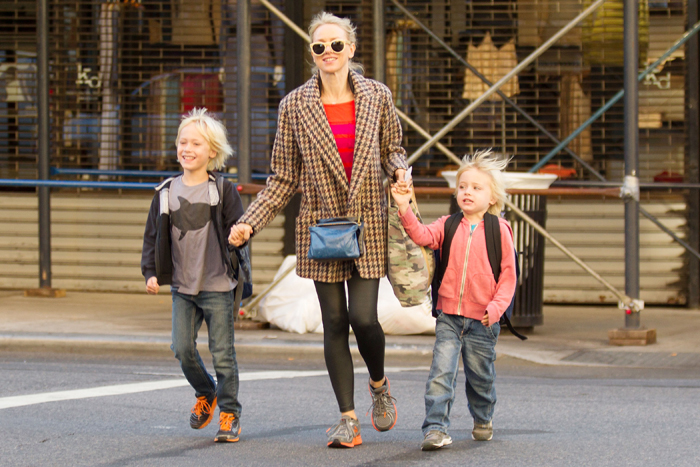 Naomi Watts leva os filhos para a escola de metrô em Nova York