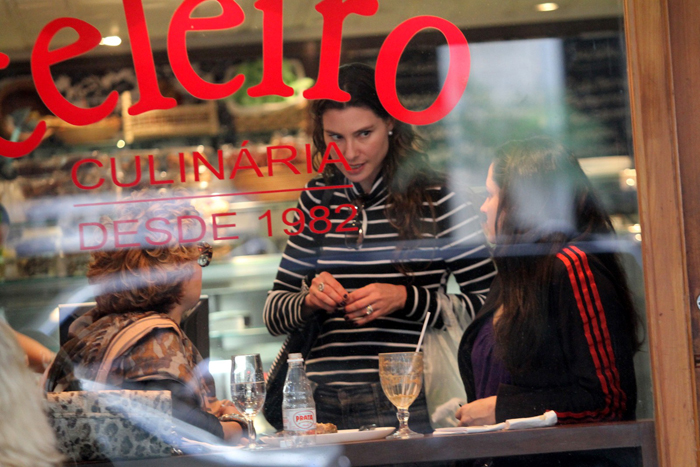  Lavínia Vlasak encontra Betty Lago e Rafael Calomeni em restaurante carioca