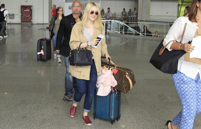 Dakota Fanning desembarca no Rio com look despojado