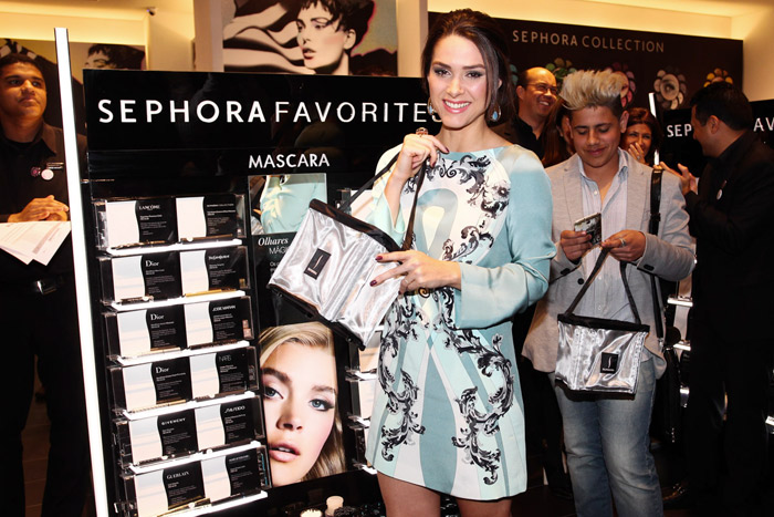 Fernanda Machado com brinde da Sephora