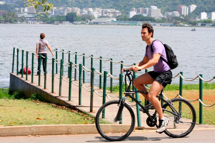 De bike, Gabriel Braga Nunes curte o sol carioca