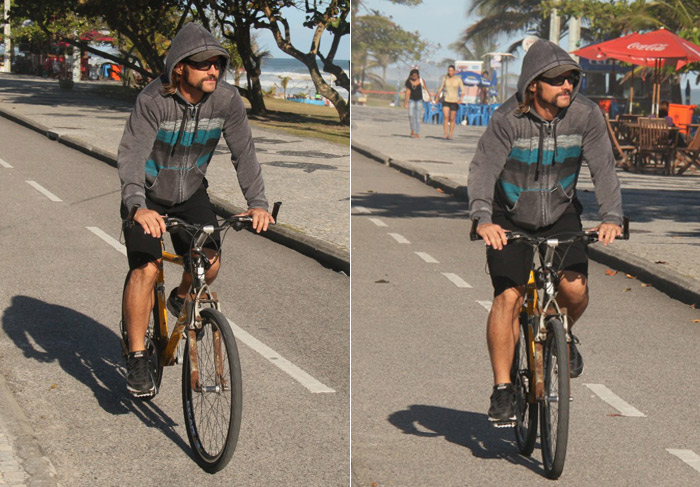  Claudio Heinrich pedala na orla da praia da Barra