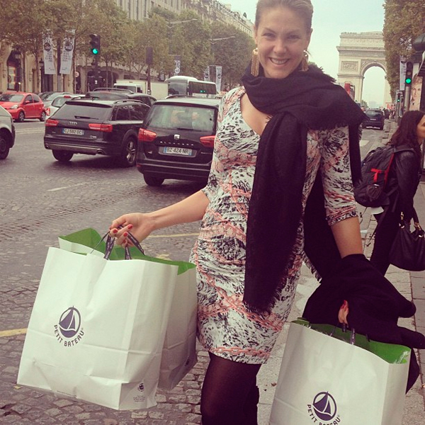 Ana Hickmann faz compras para seu bebê em Paris