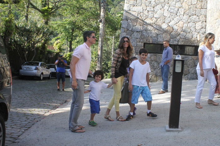 Márcio Garcia e a família chegam para o aniversário da família Luciano Huck 