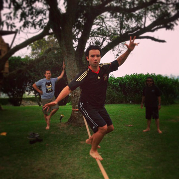 Marco Luque se arrisca fazendo slackline, no Rio