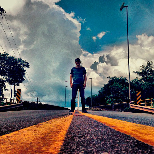 Michel Teló posta foto literalmente na estrada