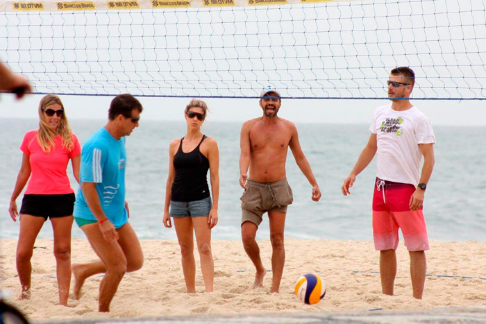 Fernanda Lima joga vôlei com Rodrigo Hilbert na praia