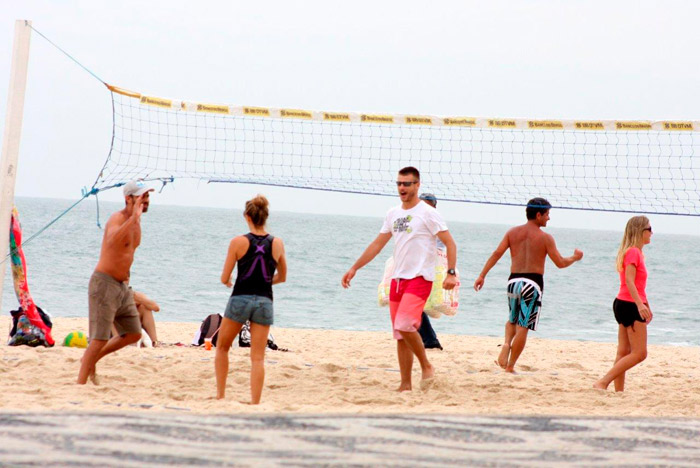 Fernanda Lima joga vôlei com Rodrigo Hilbert na praia