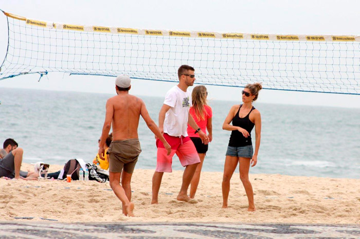 Fernanda Lima joga vôlei com Rodrigo Hilbert na praia