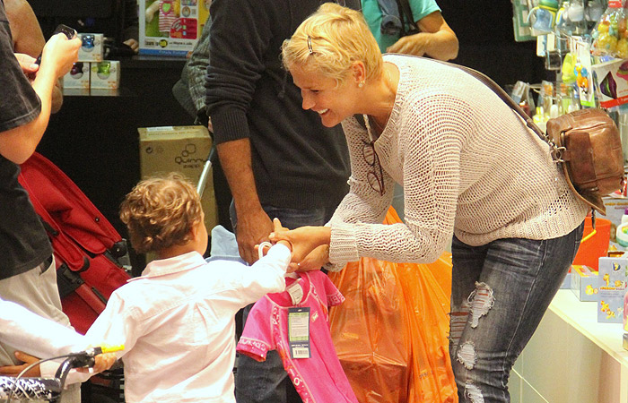  Xuxa e Junno Andrade fazem compras em shopping no Rio