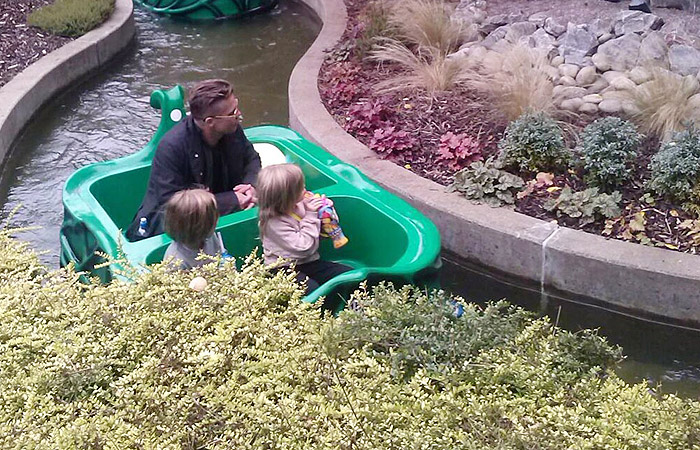 Brad Pitt leva os filhos a parque de diversão na Inglaterra