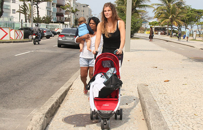 Cristiana Oliveira paparica o neto na orla da praia