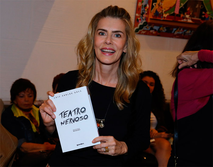 Maitê Proença pede autógrafo em lançamento de livro no RJ