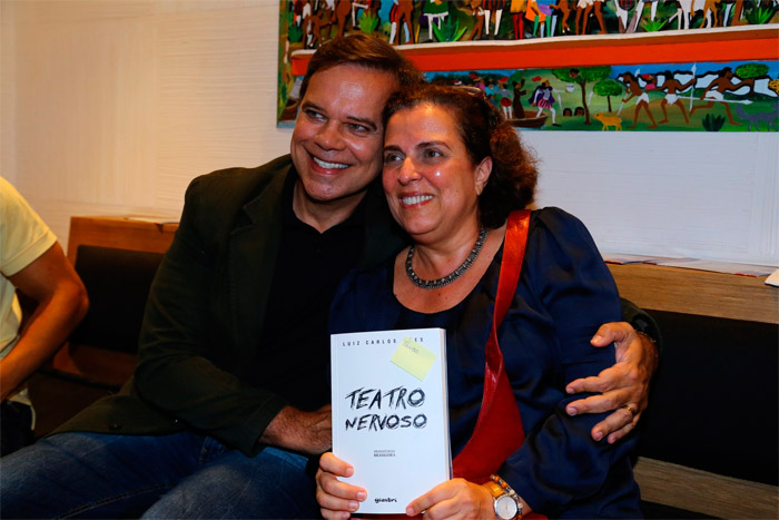 Maitê Proença pede autógrafo em lançamento de livro no RJ