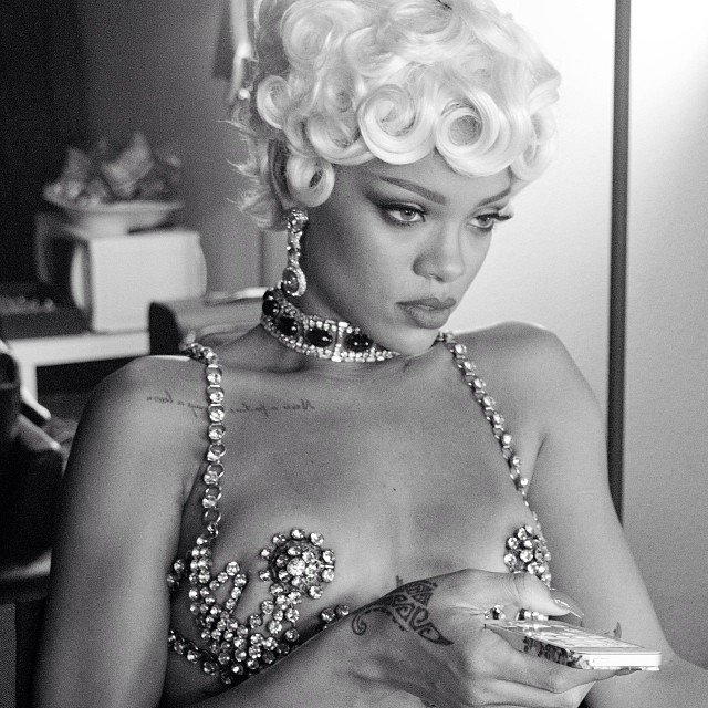 Rihanna divulga fotos provocantes do seu novo clipe