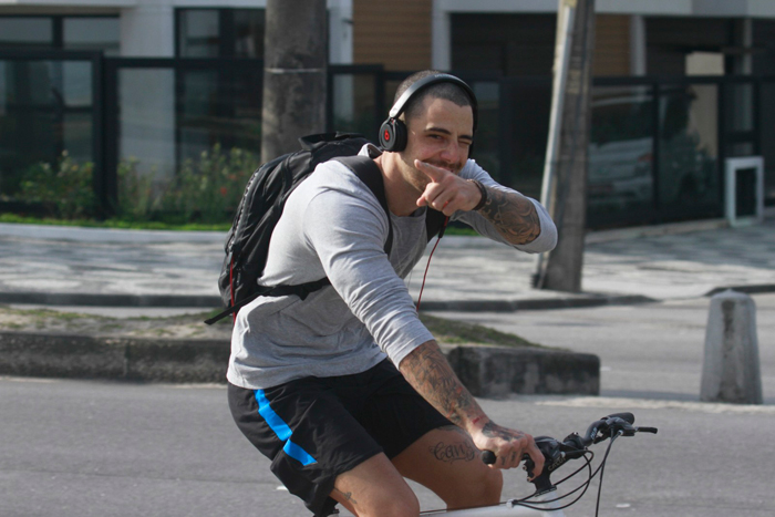  Felipe Titto esbanja simpatia durante passeio de bike no Rio