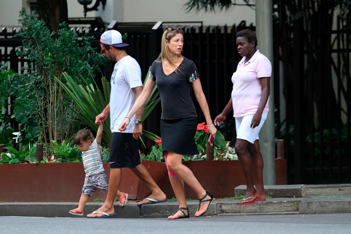  Com curativo no joelho, Luana Piovani passeia com a família em praça carioca