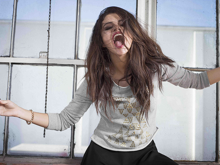 Selena Gomez arrasa nas poses em cliques para campanha