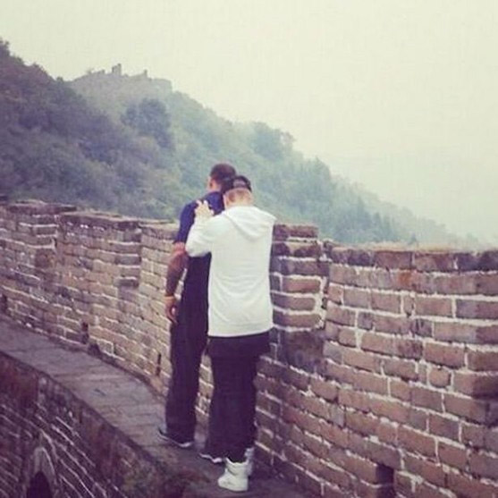 Justin Bieber pede para seguranças o carregarem pela Muralha da China
