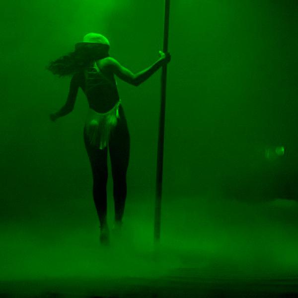  Rihanna tem sua primeira aula de pole dance