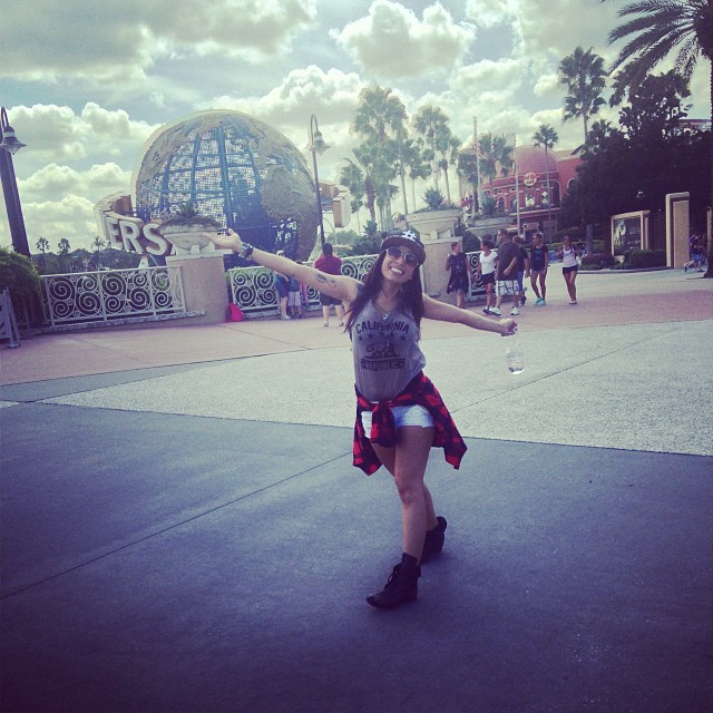Anitta passeia em Orlando antes de voltar ao Brasil
