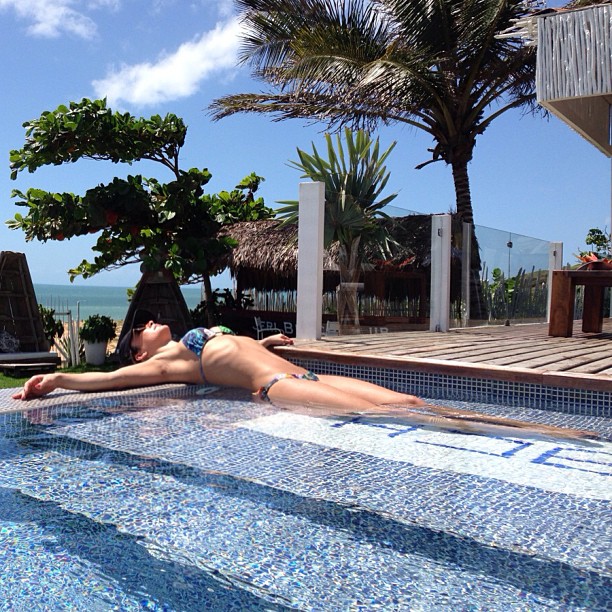 Depois da aula de Zumba, Claudia Leitte relaxa em piscina