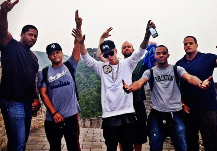 Justin Bieber pede para seguranças o carregarem pela Muralha da China
