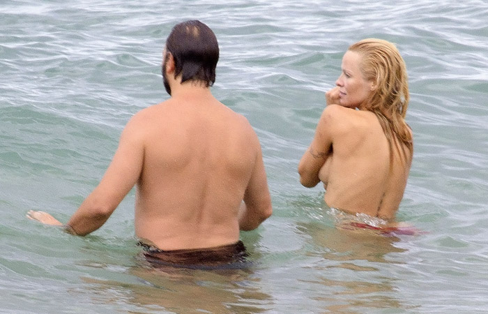 Pamela Anderson faz top less em praia na França