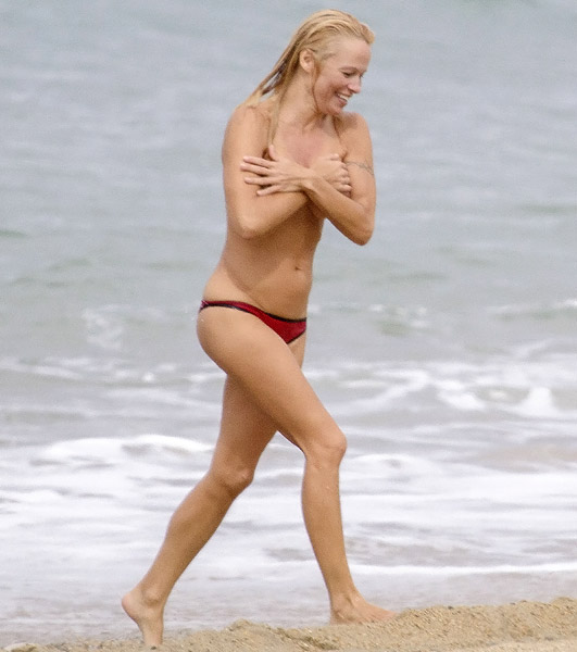 Pamela Anderson faz top less em praia na França