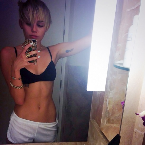 Miley Cyrus exibe barriga definida nas redes sociais