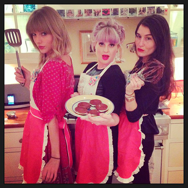 Taylor Swift e Kelly Osbourne mostram que entendem de cozinha