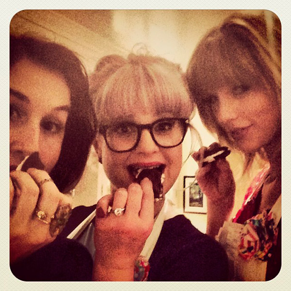 Taylor Swift e Kelly Osbourne mostram que entendem de cozinha