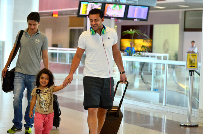 Craque Fred dá show de simpatia com a filha, Geovanna, em aeroporto