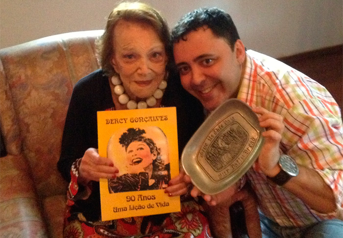  Julinho do Carmo realiza um dia de beleza com idosa de 104 anos