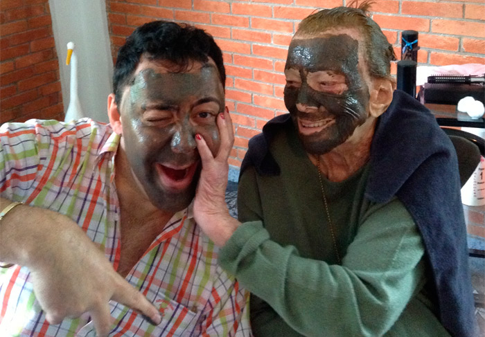  Julinho do Carmo realiza um dia de beleza com idosa de 104 anos