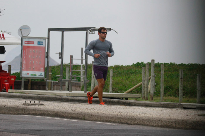  Juliano Cazarré ignora tempo feio e se exercita na Barra da Tijuca