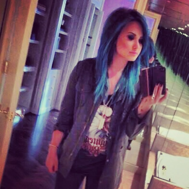 Demi Lovato radicaliza e pinta os cabelos de azul