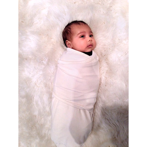 Kim Kardashian posta foto da filha North West pela primeira vez