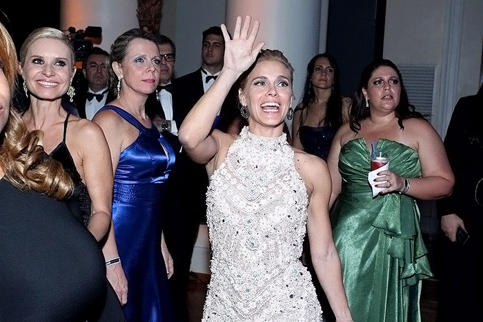 Carolina Dieckmann se acaba de dançar durante show de Preta Gil para a AmfAr