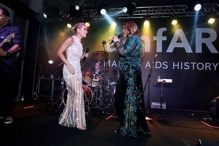 Carolina Dieckmann se acaba de dançar durante show de Preta Gil para a AmfAr