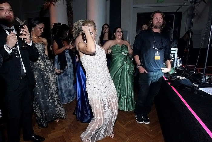 Carolina Dieckmann se acaba de dançar durante show de Preta Gil para a AmfAr