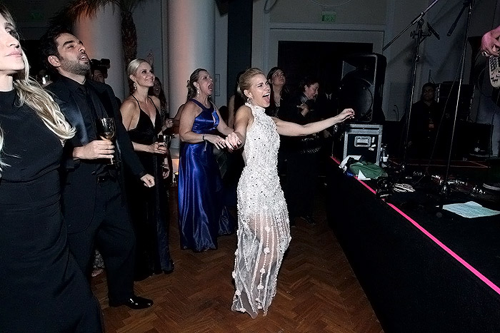 Carolina Dieckmann se acaba de dançar durante show de Preta Gil para a AmfAr