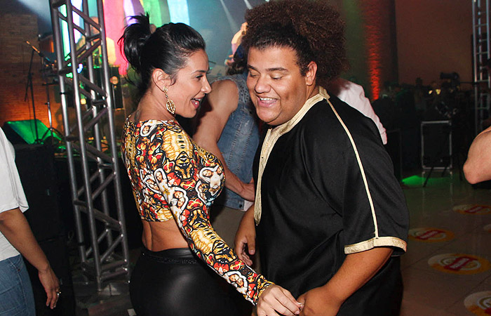 Scheila Carvalho requebra até o chão durante festa em SP