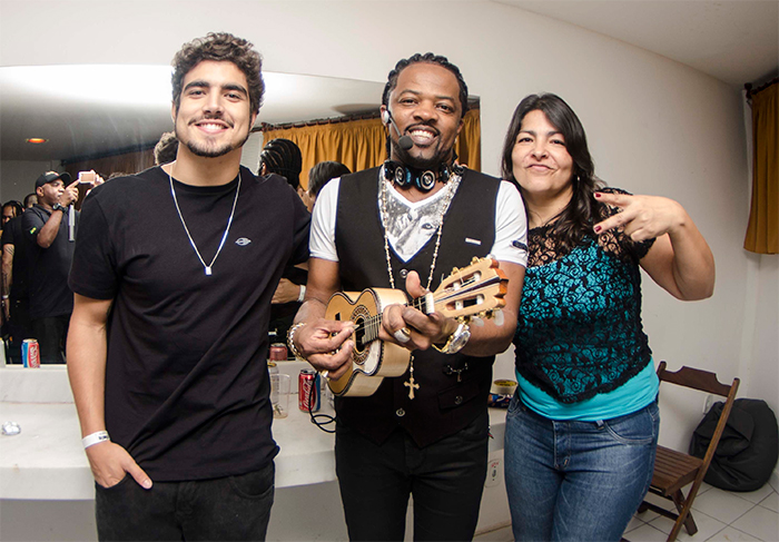 Caio Castro vai com a mãe em show de pagode 