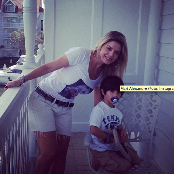 Mari Alexandre passeia pela Disney ao lado do filho
