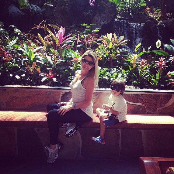 Mari Alexandre passeia pela Disney ao lado do filho
